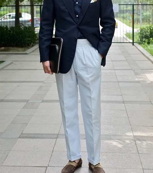 How great high-waisted trousers with pleats can look on a slim build
